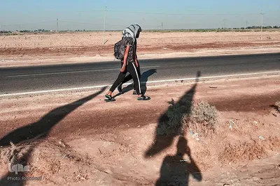 با زائرین پیاده روی اربعین حسینی
