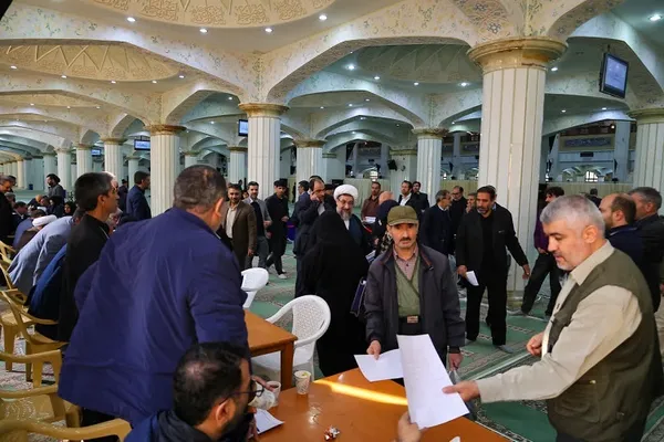 بازدید امام جمعه تبریز از «میز خدمت» مستقر در مصلی