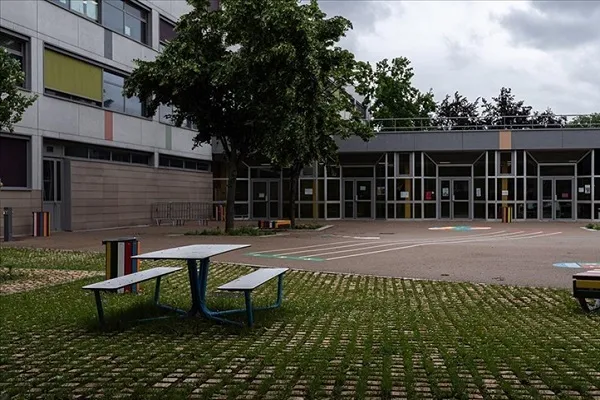 Okullarda kızlara uzun elbisenin ardından erkeklere de entari yasaklanıyor