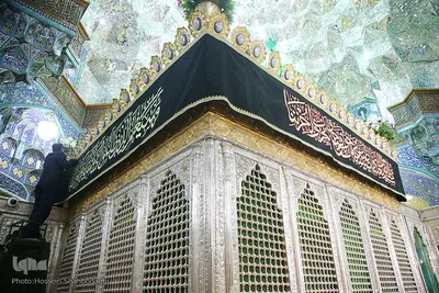آیین سیاه پوشی ضریح مطهر کریمه اهل بیت در آستانه محرم
