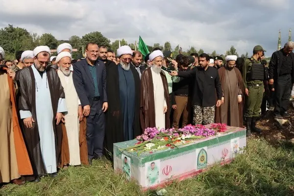 عکس | اقامه نماز نماینده ولی فقیه در مازندران بر پیکر شهید مدافع امنیت «پوریا عبادی»