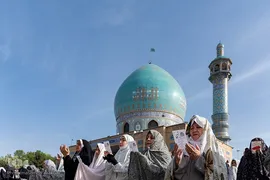 نماز عید سعید فطر در امامزادگان محمد و سکینه خاتون (س) کرج