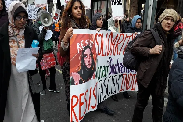 Londra'daki Kadınlar Günü yürüyüşünde Hintli Müslümanlar için destek