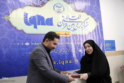 جواد محجوبی مدیرعامل آب منطقه ای استان یزد به عنوان نماینده استاندار در خبرگزاری ایکنا شعبه استان یزد حضور یافت و از لوح تقدیر محمد رضا بابایی استاندار یزد را به اعظم السادات میرجلیلی تحویل داد.عکس:مسعود میرجلیلی