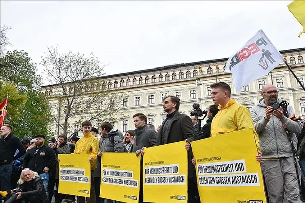 Avusturya'da ırkçılık karşıtları ırkçıları protesto etti