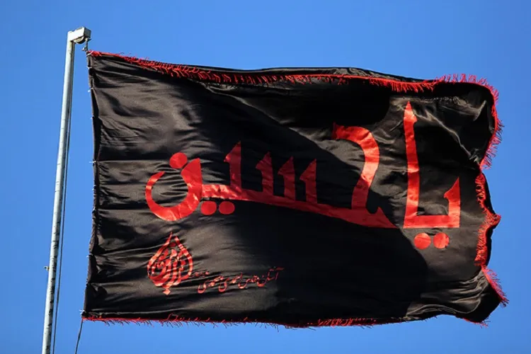 پرچم عزا بر فراز گنبد در حال ساخت امام حسین(ع) برافراشته شد