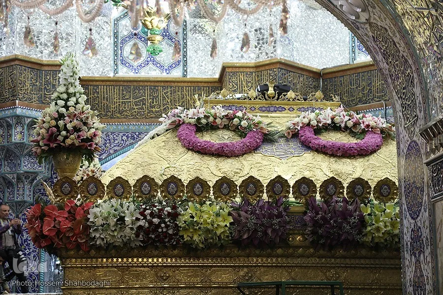 تقرير مصور | تزيين ضريح السيدة معصومة(س) بالورود عشیة ذكرى ولادتها