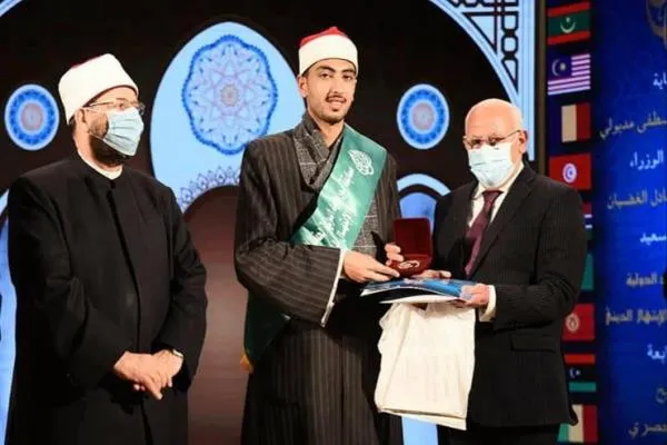 Mısırlı genç kârinin hoş sesinin hikayesi