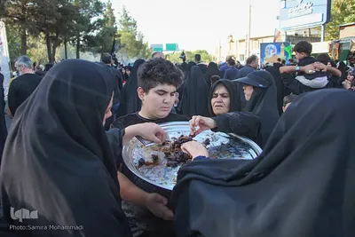 حضور عاشقان حسینی در مراسم پیاده‌روی جاماندگان اربعین ارومیه‎
