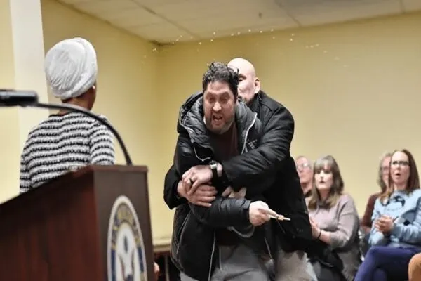 Congressista Muçulmana dos EUA Ilhan Omar Atacada com Líquido por Agressor em Assembleia Pública em Minneapolis