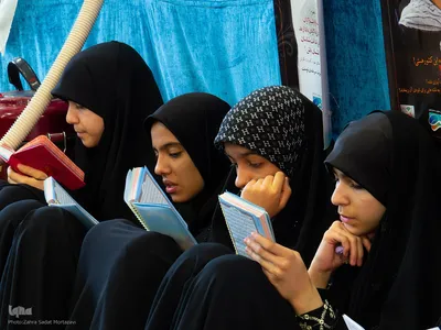 اعتکاف دانش‌آموزان دختر در مسجد سیدالشهدا(ع) خمینی‌شهر