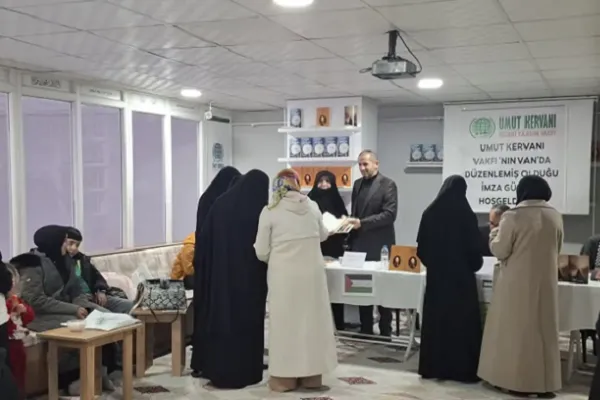 Vanlı yazarlar kitaplarını Gazze için imzaladı