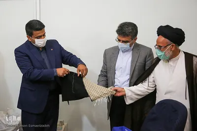 اهدای مدال جواد فروغی به موزه حرم مطهر رضوی
