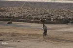 اینجا نان کسی آجر نمی‌شود، اینجا آجرها نان می‌شوند