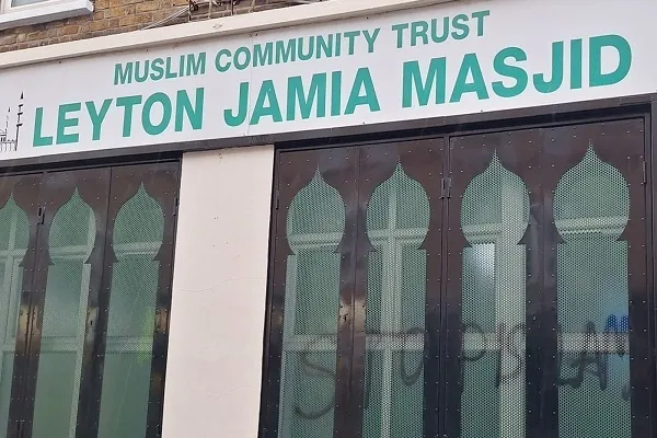Polícia de Londres Investiga Vandalismo Islamofóbico Contra Escola e Mesquitas