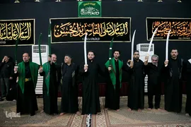 ⁨دسته‌ی عزاداری «مشق شمشیر» در قم⁩
