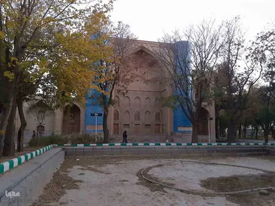 پاییز برگ ریز در مجموعه تاریخی بقعه شیخ شهاب الدین اهری