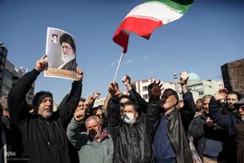 تجمع خودجوش مردم عزادار تهران در میدان انقلاب