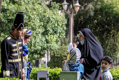 مسافران نوروزی در باغ ارم شیراز