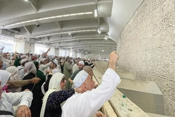 ثالث أيام التشريق.. الحجاج يتمّون المناسك برمي الجمرات وأداء طواف الوداع