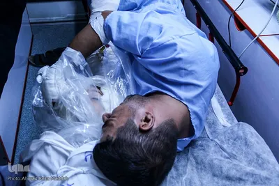 وداع پدر با کودک شهید حادثه تروریستی حرم شاهچراغ