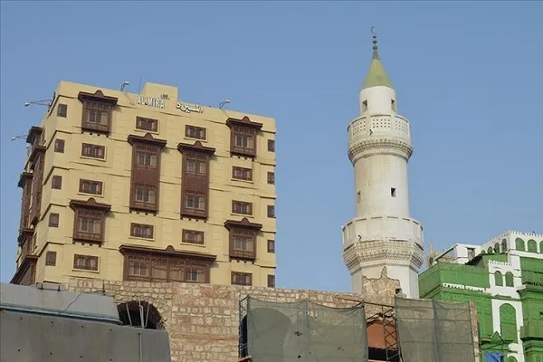 Suudi Arabistan'da geçen ay alınan cami hoparlörlerine yönelik kısıtlama kararına tepkiler sürüyor