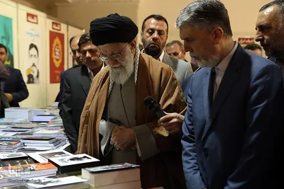 بازدید رهبر انقلاب اسلامی از نمایشگاه کتاب تهران