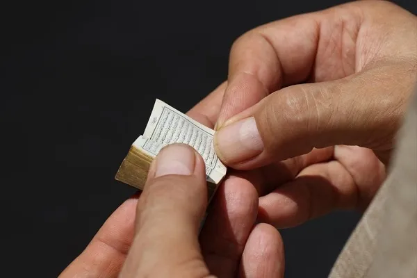 Mısır'da 150 yıllık küçük hacimli Kur'an-ı Kerim nüshası