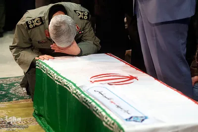مراسم اقامه نماز بر پیکر مطهر سپهبد شهید حاج قاسم سلیمانی و همرزمان شهیدش با حضور رهبر معظم انقلاب
