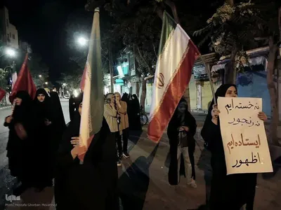 ایستاده در خیابان برای خونخواهی رهبر شهید انقلاب در اهر 