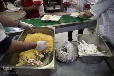 توزیع غذای حضرتی آستان مقدس حضرت عبدالظیم حسنی(ع) میان بیماران کرونایی بستری در بیمارستان فیروزآبادی شهر ری