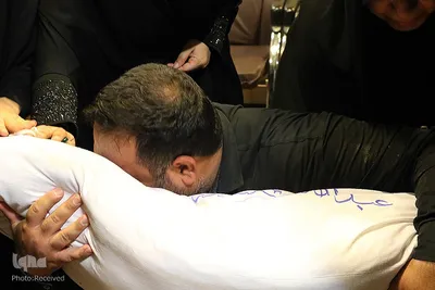 وداع خانواده سردار شهید عبدالله اسکندری با پیکر مطهر سیدالشهداء مدافعین‌حرم استان فارس
