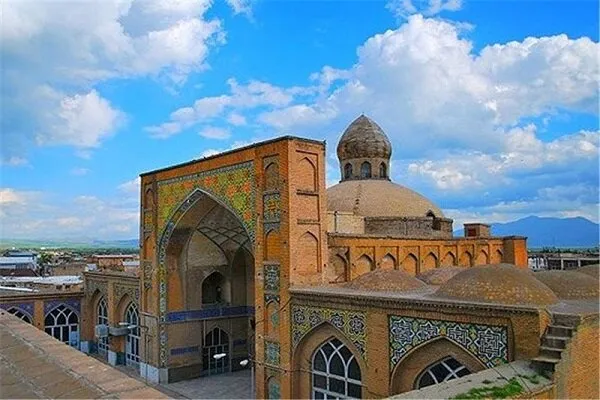 İran'ın batısındaki en büyük tarihi cami, Burucerd kentinde