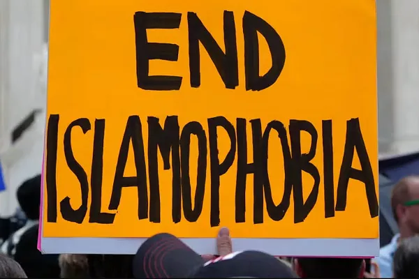 Grupos Muçulmanos Globais Alertam sobre o Aumento da Violência Islamofóbica
