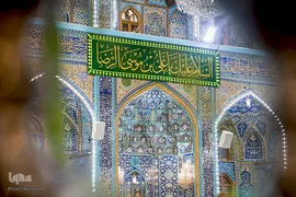 نصب کتیبه های متبرک به نام امام رضا (ع) در حرم مطهر حسینی