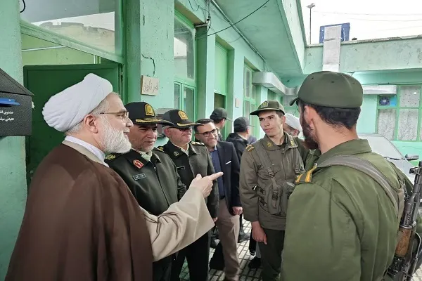 نیروهای انتظامی با رشادت به مردم خدمت می‌کنند