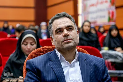 علی کریمی، رئیس آموزش‌ و پرورش شهرستان بهارستان در تجلیل از دانش‌آموز برگزیده مرحله استانی سی‌‌و‌ششمین دوره مسابقات قرآن، عترت و نماز شهرستان‌های استان تهران