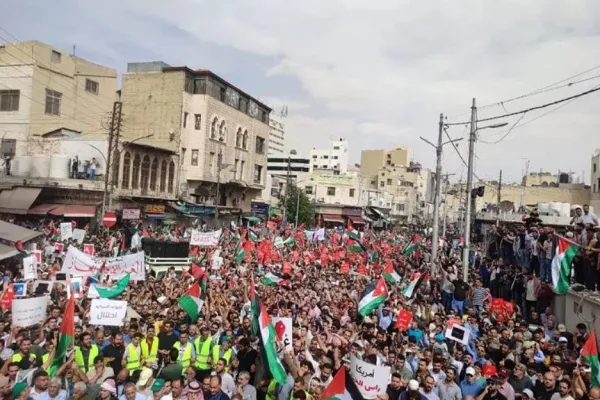 مظاهرات جمعة جديدة بمدن عربية وعالمية تناصر غزة + صور وفیديو