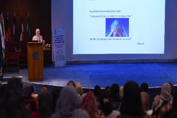 لزوم تعامل و مشارکت بیشتر زنان در جوامع اسلامی