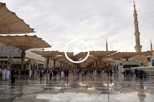 شاهد.. تساقط الأمطار على المسجد النبوي أثناء صلاة الفجر