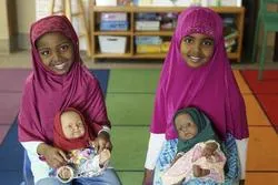 Des poupées portant le hijab dans une maternelle américaine