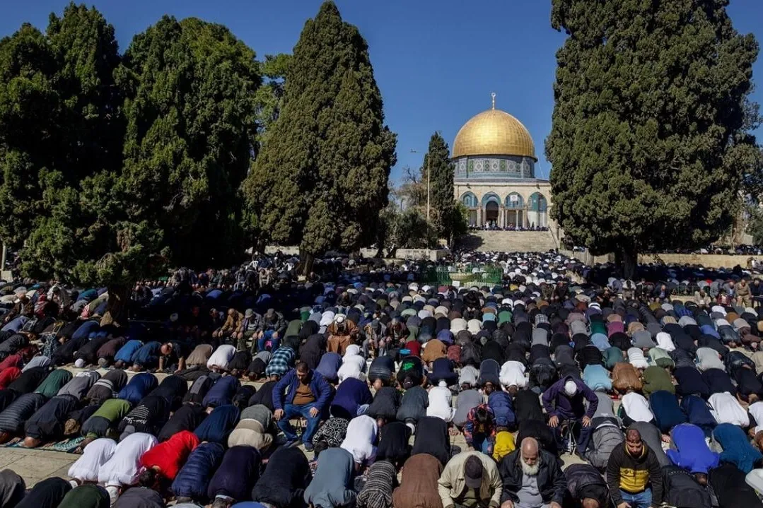 İsrail kısıtlamalarına rağmen binlerce kişi ramazan ayının ilk cumasını Aksa'da kıldı