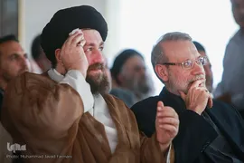 از راست علی لاریجانی، رییس مجلس شورای اسلامی و حجت الاسلام والمسلمین سیدحسن خمینی در مراسم بزرگداشت اولین سالگرد درگذشت حجت‌الاسلام والمسلمین احمد احمدی