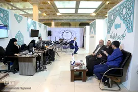 حجت الاسلام والمسلمین احمد مازنی، رییس کمیسیون فرهنگی مجلس در روز پنجم در غرفه ایکنا