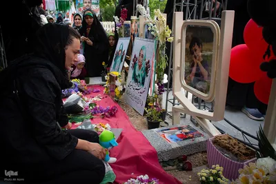 تجدید بیعت دختران و مادران اصفهانی با رهبر انقلاب در گلستان شهدا