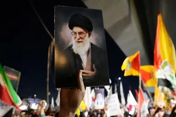 Wairaq wapeperusha bendera za Iran na Hizbullah kusherehekea Ushindi dhidi ya Marekani na Israel