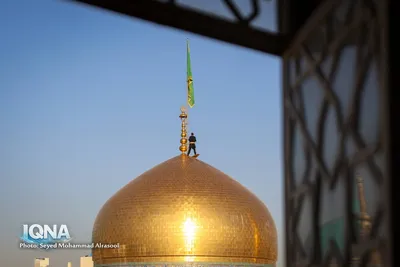 تعویض پرچم گنبد رضوی همزمان با آغاز ماه ربیع‌الاول
