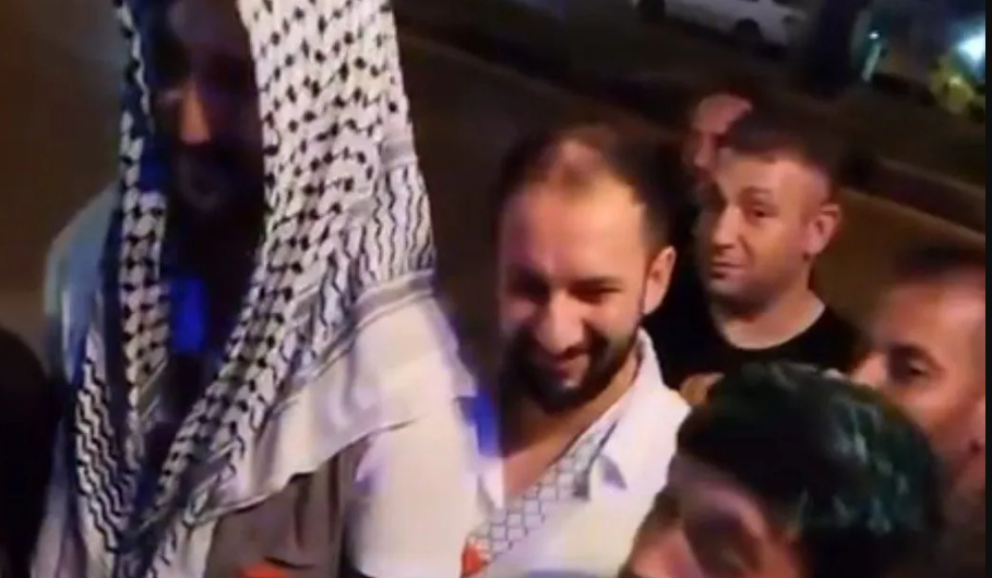 Übertritt eines französischen Aktivisten zum Islam im Verlauf der Aktion „Palästina-Konvoi“ Übertritt eines französischen Aktivisten zum Islam im Verlauf der Aktion „Palästina-Konvoi“