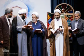 آیین رونمائی ترجمه اصول کافی به‌ قلم استاد حسین انصاریان