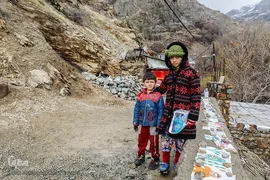 خالیله ۱۰ساله و مسعود ۴ساله از اهالی روستای دربند هستند که در مسیر کوه‌پیمایان نقاشی های خود و دست مال کاغذی می‌فروشند.